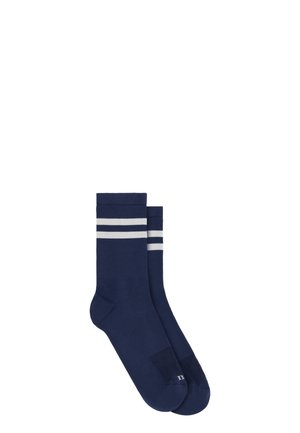 Paar marineblaue Sneakersocken mit zwei weißen horizontalen Streifen nahe der Oberseite, flach auf einem weißen Hintergrund liegend.