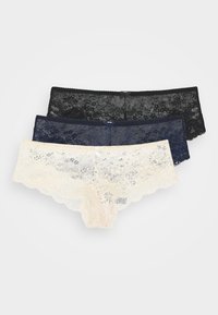 Set van drie kanten slips: zwart, donkerblauw en crème. Met geschulpte randen, delicate bloemenpatronen en kleine strikjes bij de taille.
