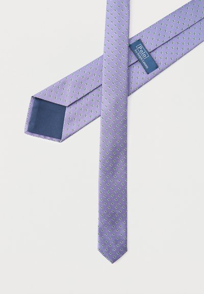 Μεταξωτή γραβάτα λεβάντας με μικρό πράσινο και λευκό γεωμετρικό μοτίβο, που εμφανίζει την ετικέτα Polo by Ralph Lauren και εσωτερική φόδρα σε ναυτικό μπλε χρώμα.