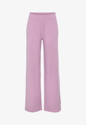 Helle lila weit geschnittene Hose aus weichem, strukturiertem Stoff, mit hoher Taille und einem kleinen Logodetail nahe dem Saum.