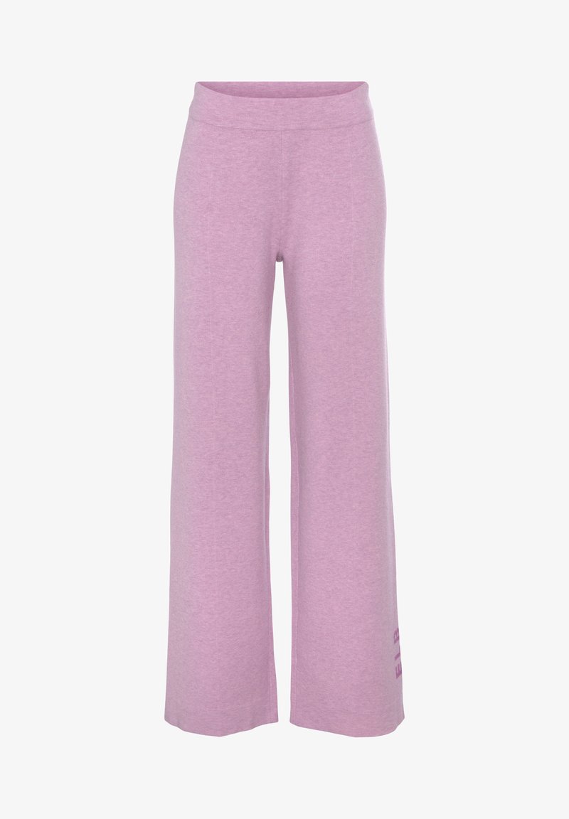 Gaiši purpura širokās bikses, kas izgatavotas no mīkstas, strukturētas auduma, ar augstu jostasvietu un mazu logo detaļu tuvumā apakšmalai.