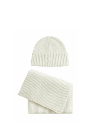 Weiße gerippte Strickmütze mit umgeschlagenem Rand und passendem gerippten Strickschal, beide mit dezent gesticktem Logo.