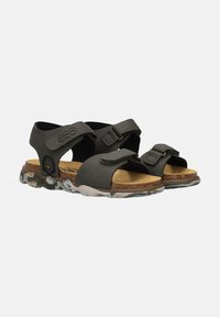 Donkergrijze sandalen met verstelbare banden, kurken binnenzool en een patroon op de doorschijnende zool. Heeft een ronde neus en een ontwerp voor een veilige pasvorm.
