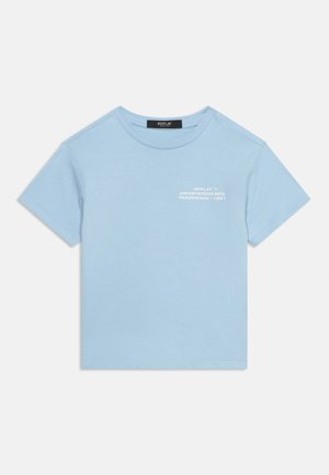 Hellblaues kurzärmeliges T-Shirt mit kleinem weißen Schriftzug "REPLAY Denim Goods MFG Trademark 1981" auf der oberen linken Brustseite.
