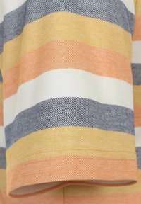 Tkanina w wielokolorowe paski z poziomymi pasami w kolorze niebieskim, żółtym i pomarańczowym. Gładka tekstura z delikatnym wzorem tkackim.