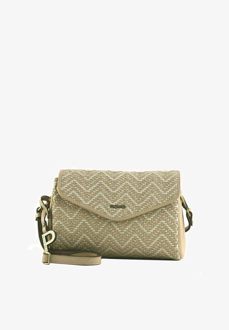 Bolso cruzado tejido en beige con cierre de solapa, que presenta un patrón de chevrón, detalles de cuero y una correa de hombro desmontable.