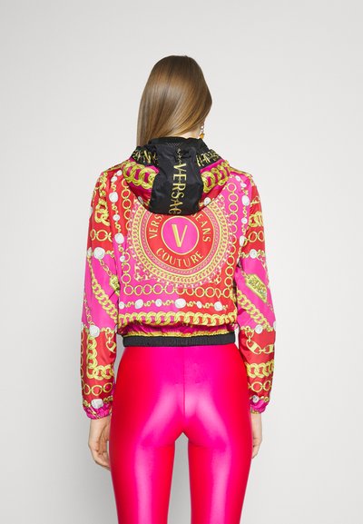 Versace Jeans Couture PANEL CHAINS PEARLS - Лятно яке - light red