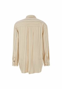Világos bézs színű, hosszú ujjú ing függőleges fekete csíkokkal, gombos mandzsettákkal és hátul hajtással, sima anyagból készült.