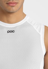 Biela bezrukávová atletická košeľa z priehľadnej látky s textúrovaným povrchom, priliehavý strih a čiernym logom "poc" potlačeným pri výstrihu.