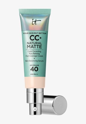 Tube de crème CC+ naturelle mate Your Skin But Better d'IT Cosmetics avec SPF 40, sérum correcteur de couleur, affinant les pores et équilibrant la peau.