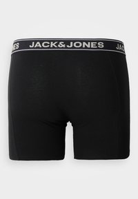 Černé bavlněné boxerky s širokým elastickým pasem, na kterém je nápis "JACK & JONES" v bílé a šedé barvě. Hladká textura, přiléhavý střih.