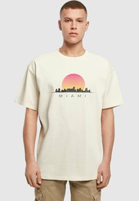 Merchcode MIAMI HEAVY BY102 - Triko s potiskem - sand