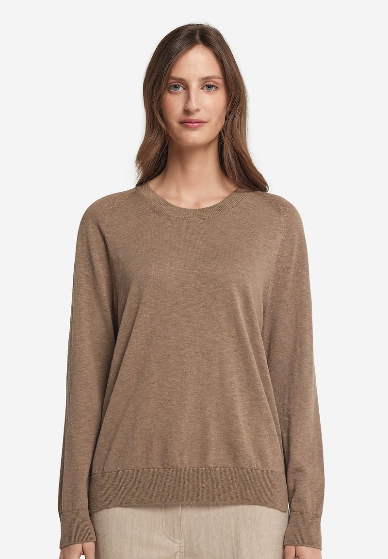 Ljusbrun långärmad tröja med rund halsringning, mjuk textur och ribbade manschetter och fåll. Har en avslappnad passform.
