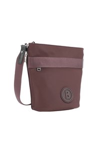 Borsa in tessuto marrone, resistente all'acqua, di forma rettangolare, con accenti neri, una toppa con logo e una tracolla regolabile. Caratterizzata da una chiusura con zip.