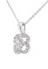 Strieborný prívesok na retiazke s prepracovaným kvetinovým dizajnom a perlovými akcentmi, lesklým povrchom a oválnym tvarom.