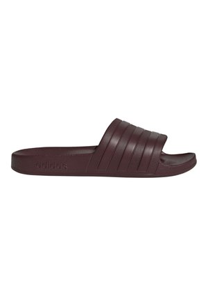 Dunkelroter Adidas Slide-Sandal mit strukturiertem Fußbett, drei breiten Streifen über dem Riemen und eingeprägtem Adidas-Logo an der Seite.