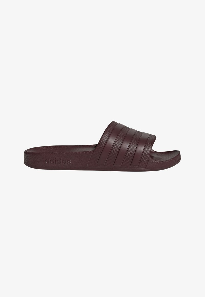 Sandale slide Adidas bordeaux avec semelle texturée, trois larges bandes sur la bride, et logo Adidas embossé sur le côté.