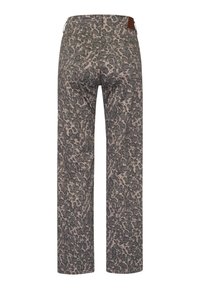 Pantaloni con stampa leopardata in tonalità di grigio e beige, caratterizzati da un design a gamba dritta e un dettaglio in pelle sulla cintura.