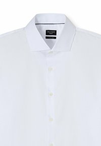 Weißes Baumwollhemd mit strukturiertem Kragen, sechs Knöpfen auf der Vorderseite und einem dezenten schwarzen Akzent im Kragen.