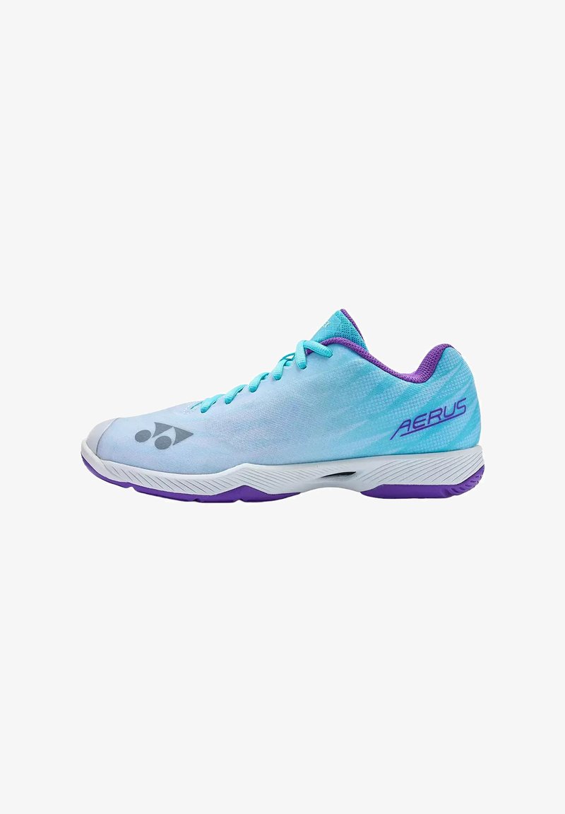 Hellblauer und violetter Sportschuh mit Schnürsenkeln, weißer Sohle und "AERUS"-Beschriftung an der Fersenseite, von der Außenseite gezeigt.