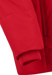 Manica di giacca isolante rossa con polsino a coste e tessuto liscio, leggermente testurizzato, con zip.