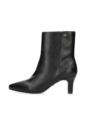 Stivale alla caviglia in pelle nera con punta affusolata, tacco sottile e accento con logo dorato sul lato. Texture liscia e design elegante.