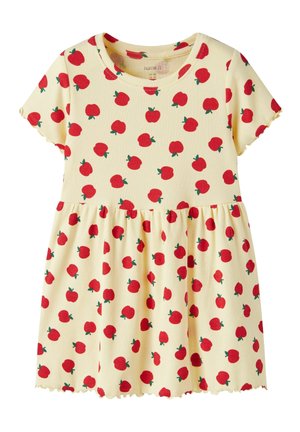 Kremowa sukienka dla malucha z krótkim rękawem w czerwony wzór jabłka, okrągłym dekoltem i marszczonym detalem w talii.