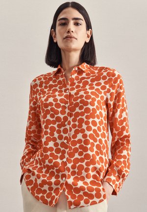 Lange mouw button-up shirt in crème met grote oranje stippen, voorzien van een klassieke kraag en rechte snit, gemaakt van gladde stof.