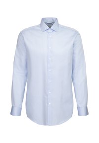 Camicia azzurra chiaro con righe bianche verticali, maniche lunghe, colletto a punta e orlo arrotondato. Realizzata in un tessuto morbido.