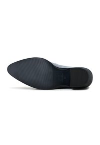 Suela de zapato de un material de goma de color gris oscuro. Presenta una punta suave y redondeada, así como estrías horizontales para tracción. Logo embosado y talla notables.