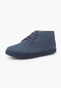 Stivaletti alla caviglia in suede blu con punta arrotondata, design con lacci e suola in gomma testurizzata. Superficie liscia con dettagli di cucitura minimi.
