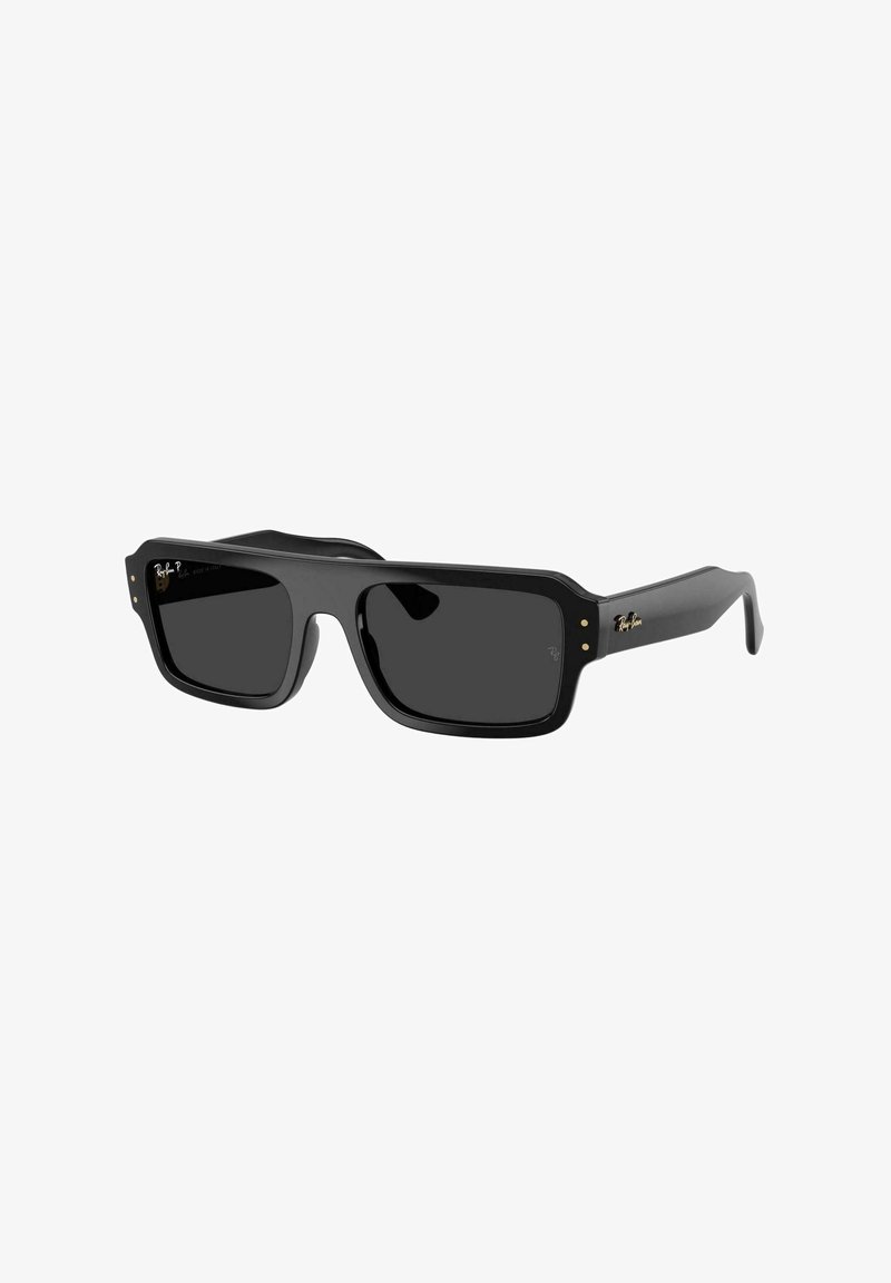 Gafas de sol rectangulares negras con montura gruesa, lentes oscuros y detalles en dorado en las patillas. Textura de plástico suave.