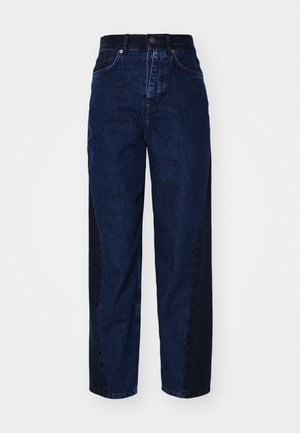 Dunkelblaue Denim Jeans mit entspannter Passform, ausgestattet mit einem kontrastierenden, dunkleren seitlichen Einsatz, fünf Taschen und einem Knopfverschluss.