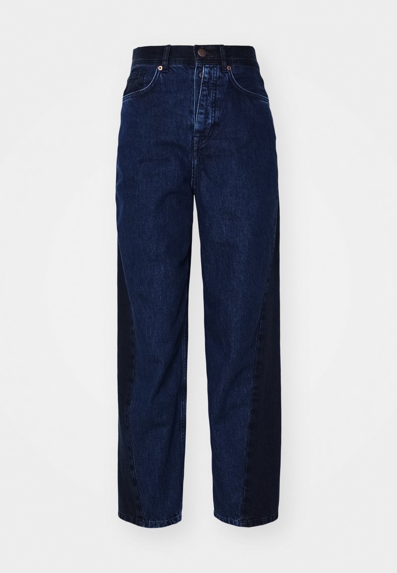 Jeans in denim blu scuro con vestibilità rilassata, caratterizzati da un pannello laterale più scuro a contrasto, cinque tasche e chiusura a bottoni.