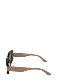 Czarne i brązowe okulary przeciwsłoneczne z wyrazistą geometryczną oprawką, o błyszczącym wykończeniu i logo na zausznikiem. Soczewki w ciemnym kolorze.