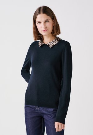 Maglione navy con colletto a stampa leopardata, maniche lunghe e vestibilità aderente. Tessuto morbido con orlo e polsini a costine.