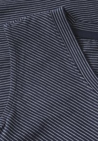 Granatowa bluzka typu V-neck z białymi poziomymi paskami, z krótkimi rękawami i miękką teksturą z mieszanki bawełny. Czyste detale szwów.