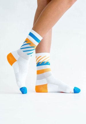 Bunte Sportsocken mit einem weißen Grundton, blauen und orangefarbenen Streifen, einer strukturierten Oberfläche und farbigen Akzenten an Zehe und Ferse.