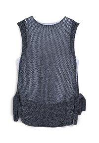 Top senza maniche in maglia di colore grigio scuro, con motivo testurizzato e lacci laterali; sottogonna bianca con collo rotondo.