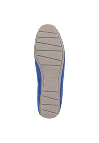 Blaue Wildlederschuhe mit einer Gummisohle, die parallele Rillen und ein Logo aufweist. Mit weißen Nähten entlang der Kante akzentuiert.
