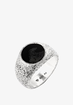 Silberring mit strukturiertem Band und einem ovalen, oben eingelassenen schwarzen Stein. Der Stein zeigt ein wellenförmiges Muster. Innen mit "925 Ag" markiert.