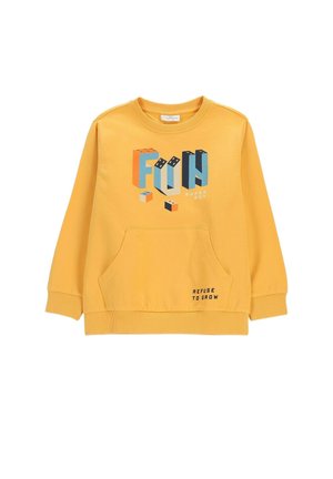 Żółta bluza z długim rękawem i kieszenią z przodu, z napisem „FUN” dużymi literami z wzorami domina oraz tekstem „SUPER BOY” i „REFUSE TO GROW”.