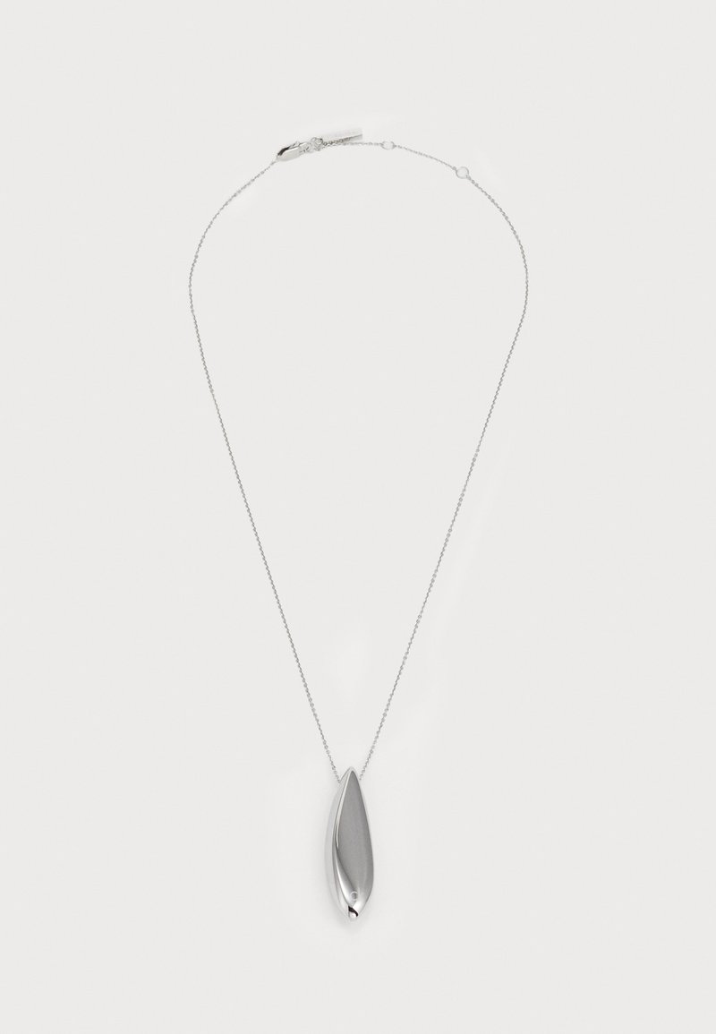 Collana con pendente d'argento a forma di foglia allungata e slanciata, sospesa a una catena delicata. Texture liscia con una finitura lucida.
