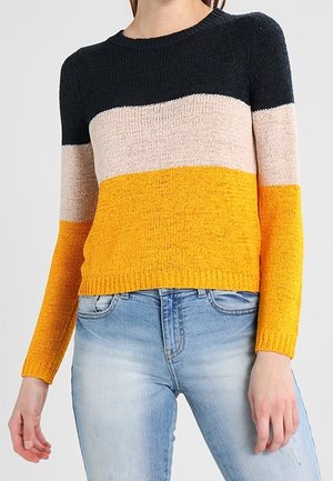 Knit sweater yang menampilkan garis horizontal dalam warna navy, merah muda terang, dan kuning cerah. Leher bulat, lengan panjang, dan kain bertekstur.