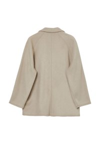 Cappotto beige a maniche lunghe con colletto. Tessuto morbido, taglio dritto e cuciture visibili lungo la schiena e le maniche. Senza bottoni né fantasie.