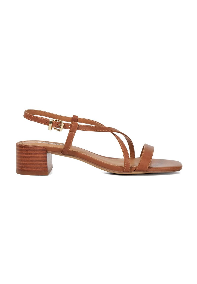 Sandales à talons en cuir marron avec un talon carré, des brides fines et une boucle réglable à la cheville, présentant une finition lisse et un design minimaliste.