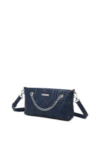 Borsa a tracolla in pelle trapuntata blu navy con dettaglio in catena argentata, tracolla removibile e chiusura con zip. Design compatto e rettangolare.