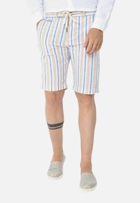 Pantaloni corti a righe da uomo in beige, blu e bianco. Realizzati in tessuto leggero, con vita regolabile e due tasche laterali.