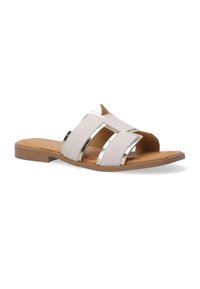 Open-toe slider sandalen met een beige stoffen bovenkant, metallic zilveren accenten en een gevoerde tan zool. Beschikt over drie uitsnijdingen voor ventilatie.