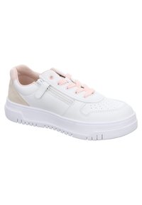 Baskets en cuir blanc avec des lacets et des accents roses, présentant une finition texturée, une pointe perforée et une semelle en caoutchouc blanche.